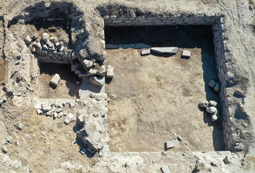 Mezarın içinden işaretli çıktı: Van'da kale kazısında böylesi görülmedi! Jandarma elleriyle temizledi