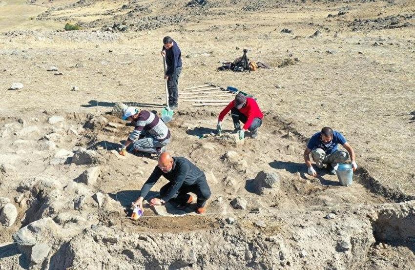 Mezarın içinden işaretli çıktı: Van'da kale kazısında böylesi görülmedi! Jandarma elleriyle temizledi