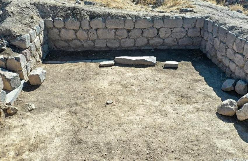 Mezarın içinden işaretli çıktı: Van'da kale kazısında böylesi görülmedi! Jandarma elleriyle temizledi