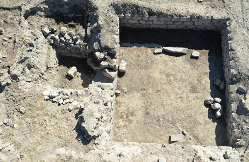 Mezarın içinden işaretli çıktı: Van'da kale kazısında böylesi görülmedi! Jandarma elleriyle temizledi