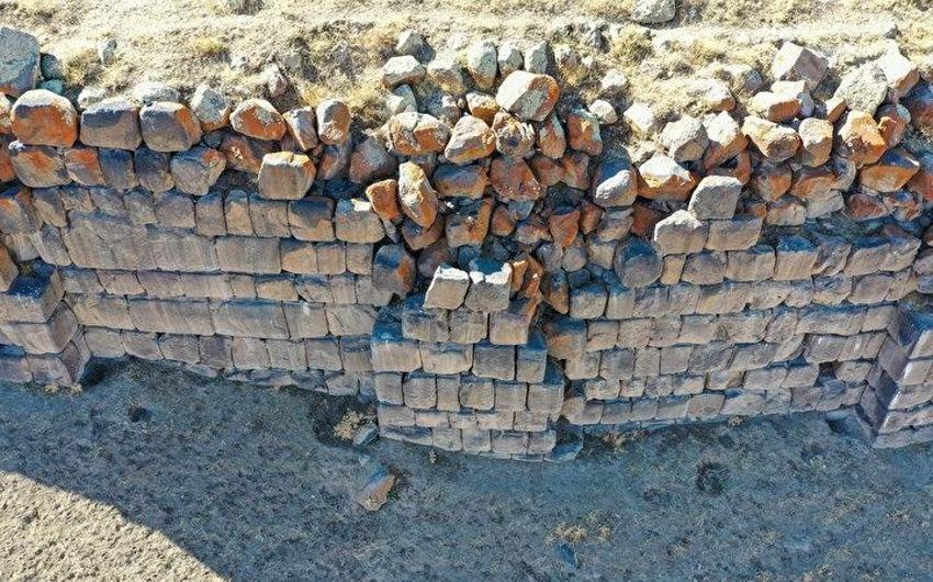 Mezarın içinden işaretli çıktı: Van'da kale kazısında böylesi görülmedi! Jandarma elleriyle temizledi