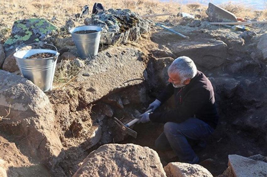 Mezarın içinden işaretli çıktı: Van'da kale kazısında böylesi görülmedi! Jandarma elleriyle temizledi