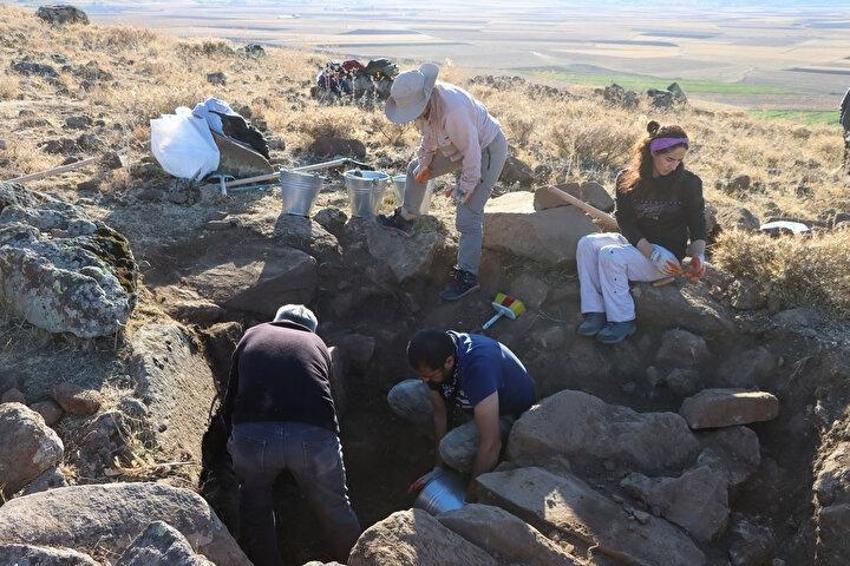 Mezarın içinden işaretli çıktı: Van'da kale kazısında böylesi görülmedi! Jandarma elleriyle temizledi