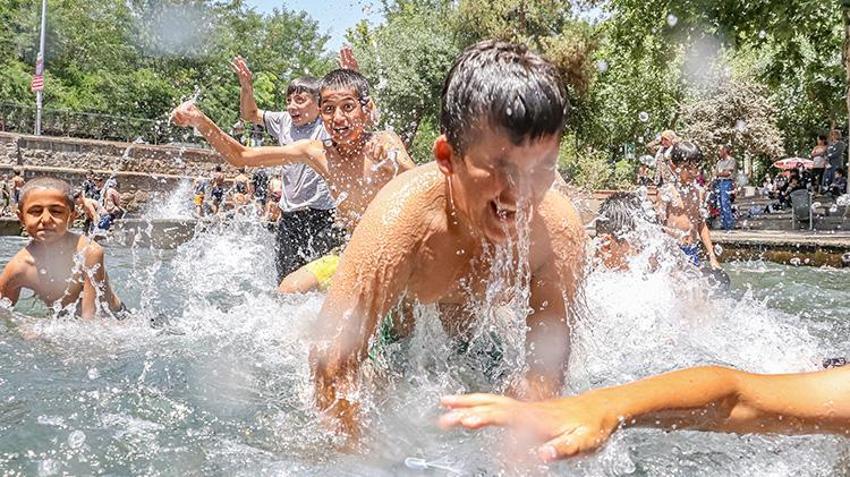 Diyarbakır yanıyor! Termometreler 46 dereceyi gösterdi, çocuklar süs havuzlarını doldurdu