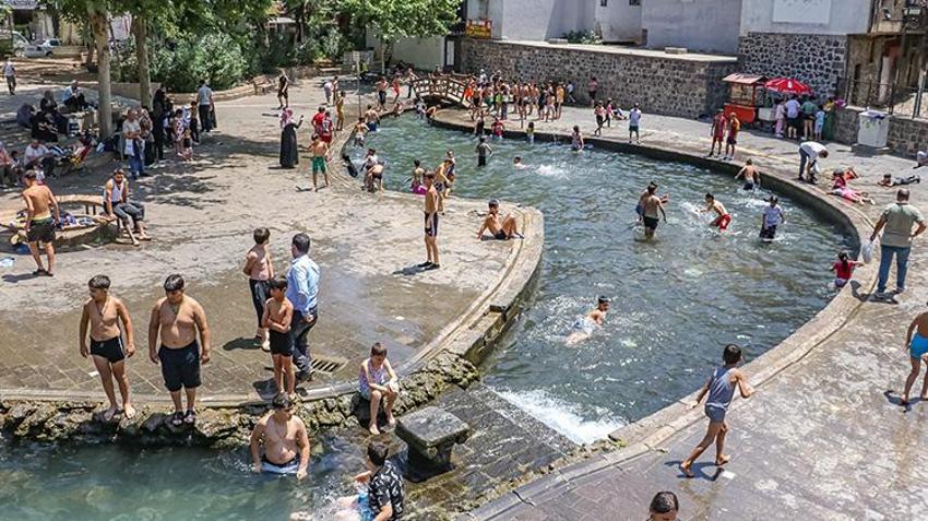 Diyarbakır yanıyor! Termometreler 46 dereceyi gösterdi, çocuklar süs havuzlarını doldurdu