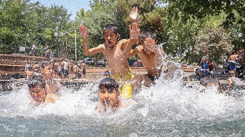 Diyarbakır yanıyor! Termometreler 46 dereceyi gösterdi, çocuklar süs havuzlarını doldurdu