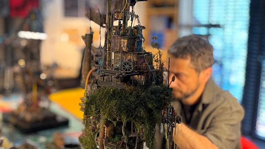 Atık malzemeleri sanatıyla dönüştürüyor! Sırada Atakule ve Galata Kulesi var