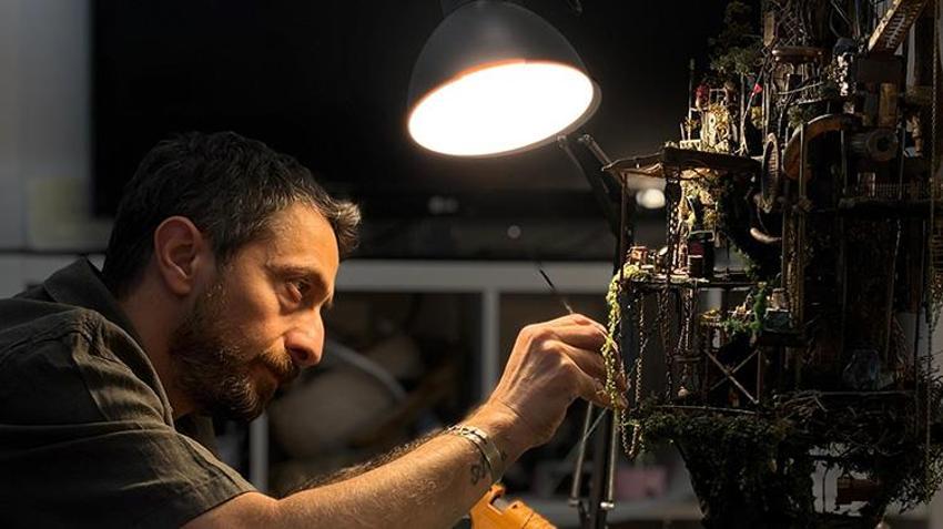 Atık malzemeleri sanatıyla dönüştürüyor! Sırada Atakule ve Galata Kulesi var