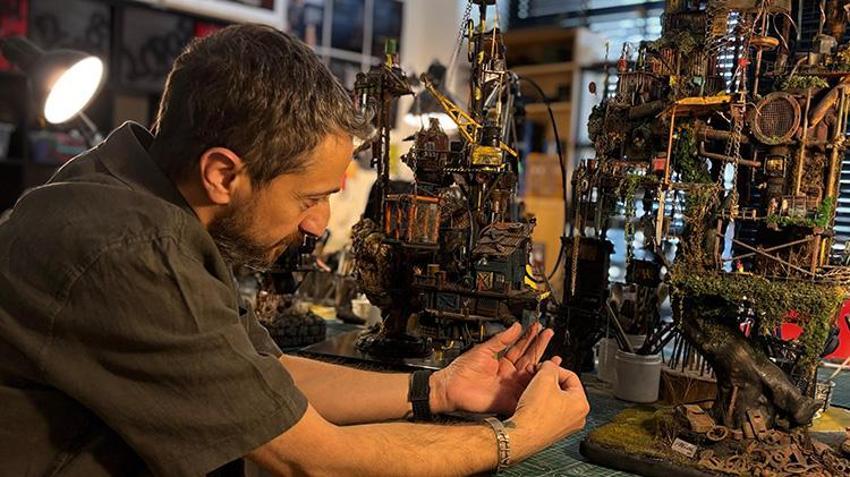 Atık malzemeleri sanatıyla dönüştürüyor! Sırada Atakule ve Galata Kulesi var