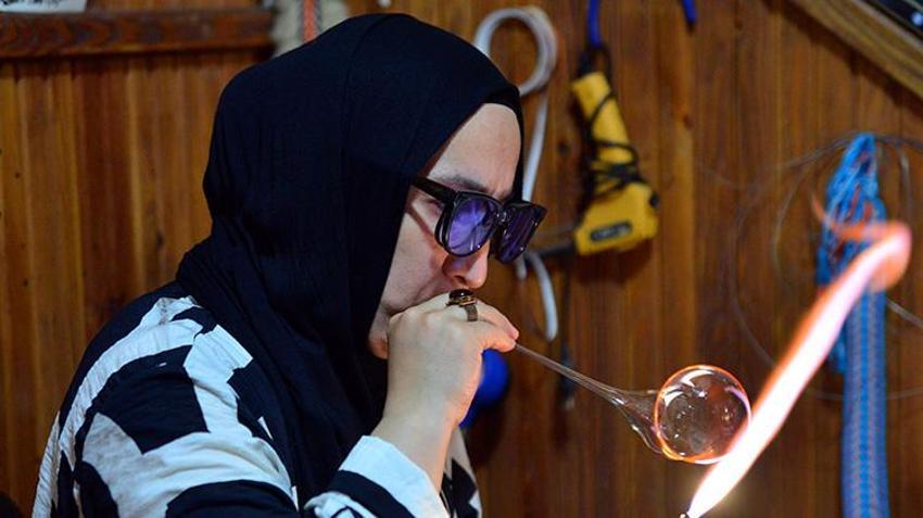 Çalışma hayatından sıkıldı, hobi olarak başladığı işte usta oldu! 15 yıldır cama nefesiyle şekil veriyor