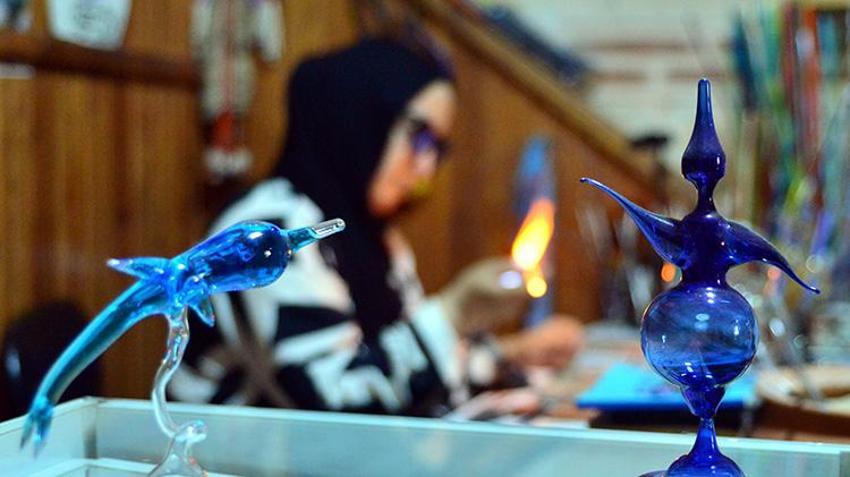 Çalışma hayatından sıkıldı, hobi olarak başladığı işte usta oldu! 15 yıldır cama nefesiyle şekil veriyor