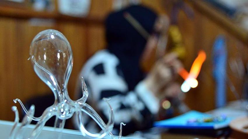 Çalışma hayatından sıkıldı, hobi olarak başladığı işte usta oldu! 15 yıldır cama nefesiyle şekil veriyor