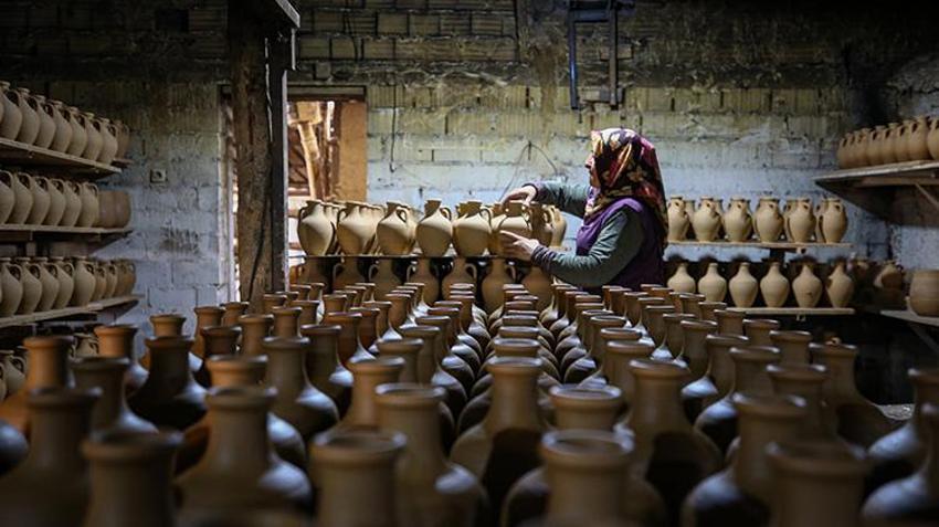 İznik'in toprağını dünyaya satarak para kazanıyor! Babasından öğrendi şimdi ailece bu işi yapıyorlar