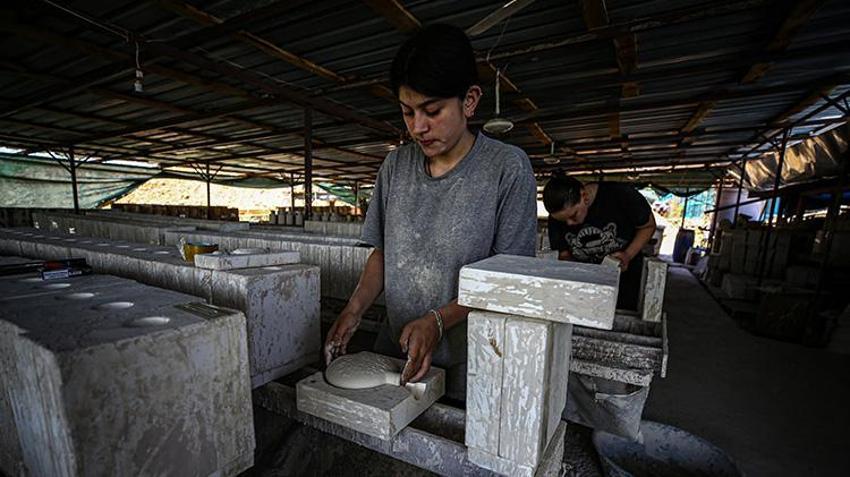 İznik'in toprağını dünyaya satarak para kazanıyor! Babasından öğrendi şimdi ailece bu işi yapıyorlar