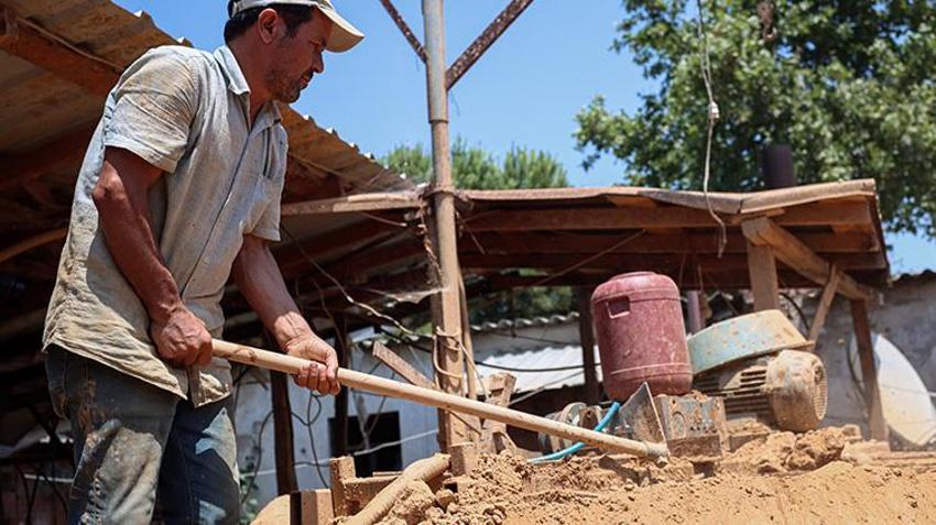 İznik'in toprağını dünyaya satarak para kazanıyor! Babasından öğrendi şimdi ailece bu işi yapıyorlar