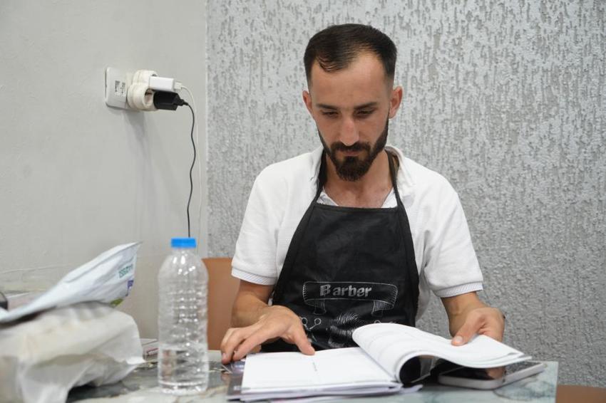 Bayburtlu berber 4 defa YKS'ye girdi ama başaramadı! Annesinin okunmuş suyu ona umut oldu