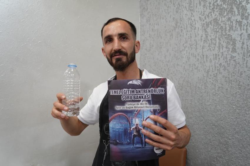 Bayburtlu berber 4 defa YKS'ye girdi ama başaramadı! Annesinin okunmuş suyu ona umut oldu