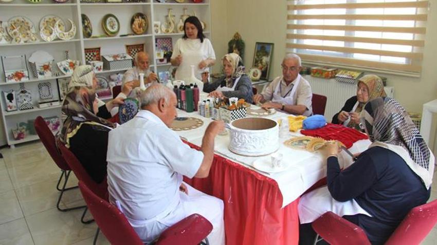 Gaziantep'te hastalar burada teselli buluyor! El işi yaptıkça hastalıklarını unutuyorlar