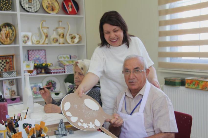 Gaziantep'te hastalar burada teselli buluyor! El işi yaptıkça hastalıklarını unutuyorlar