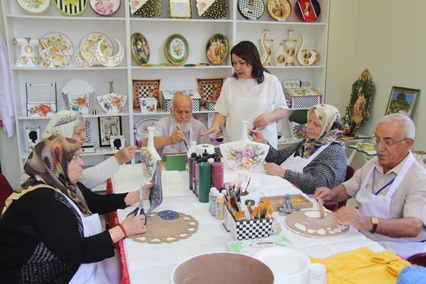 Gaziantep'te hastalar burada teselli buluyor! El işi yaptıkça hastalıklarını unutuyorlar