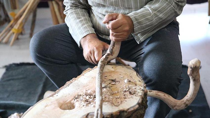 Bulgaristan'da doğdu, Bursa'da emekli oldu, Edirne'de ata mesleğine sahip çıktı! Ağaç dallarını sanat eserine dönüştürüyor