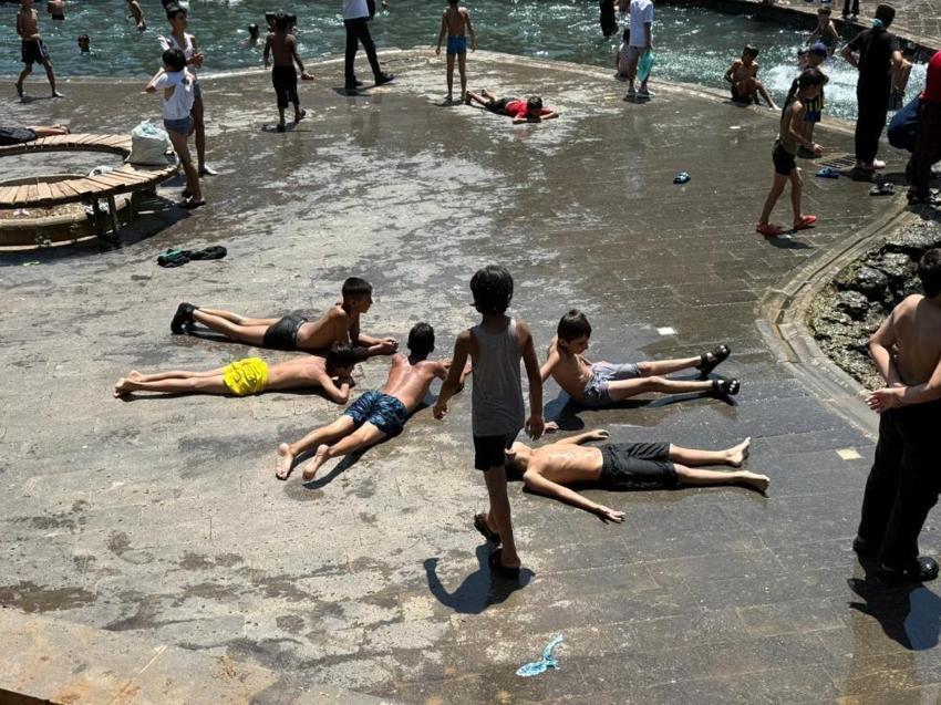 Diyarbakır'da termometreler 47 dereceyi gördü! Serinlemek için süs havuzlarına akın ettiler