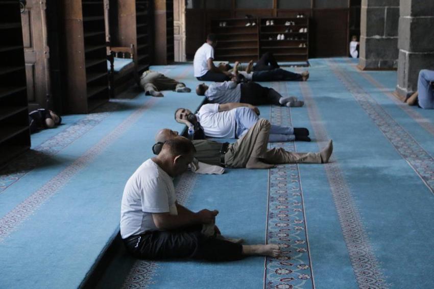 Diyarbakır'da termometreler 47 dereceyi gördü! Serinlemek için süs havuzlarına akın ettiler