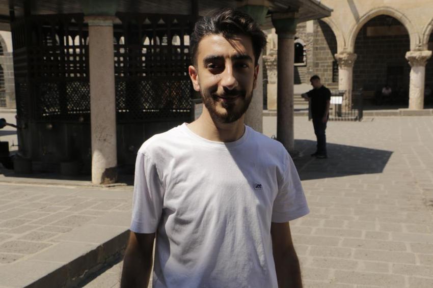 Diyarbakır'da termometreler 47 dereceyi gördü! Serinlemek için süs havuzlarına akın ettiler