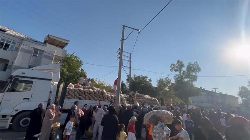 Tam 30 ton ürün Bursalılara ücretsiz dağıtıldı! Tırın önünde uzun kuyruklar oluştu
