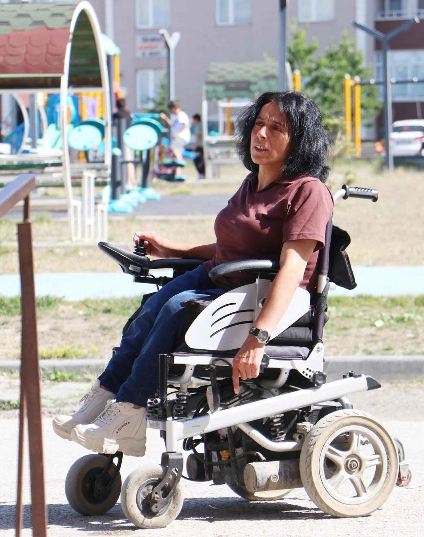 Erzurum kan donduran saldırı! 'Neden bizi şikayet ettin' deyip tekerlekli sandalyedeki engelli kadını darp ettiler