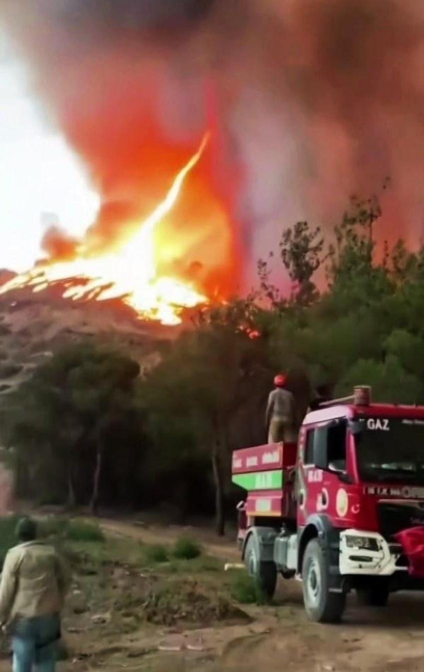 Sakarya yangınından nefes kesen anlar: Alevlerin içinde böyle görüntülendi