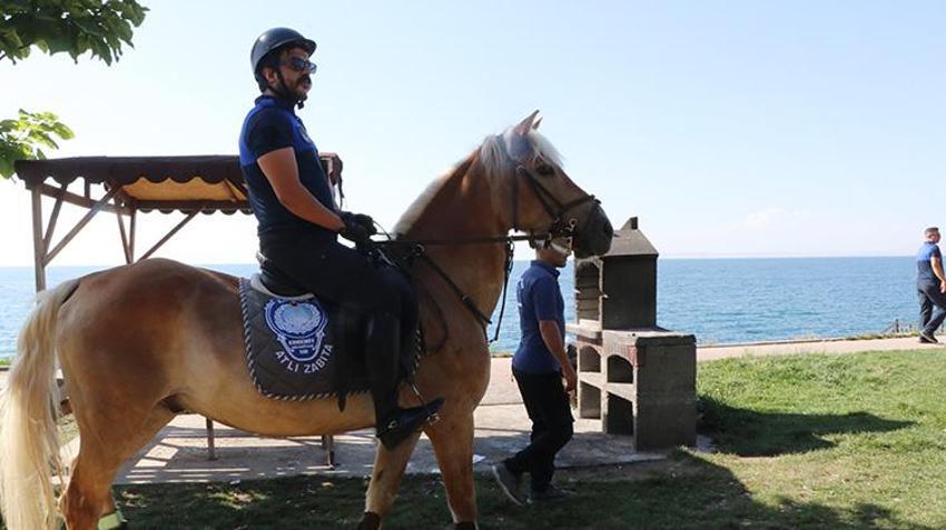 Van'da atlara zabıtalardan çok çocuklar biniyor! Edremit sahili şenlendi