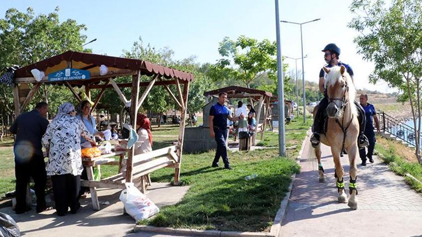 Van'da atlara zabıtalardan çok çocuklar biniyor! Edremit sahili şenlendi