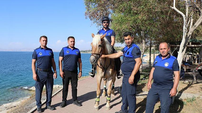 Van'da atlara zabıtalardan çok çocuklar biniyor! Edremit sahili şenlendi
