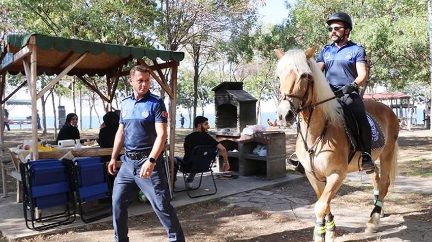 Van'da atlara zabıtalardan çok çocuklar biniyor! Edremit sahili şenlendi