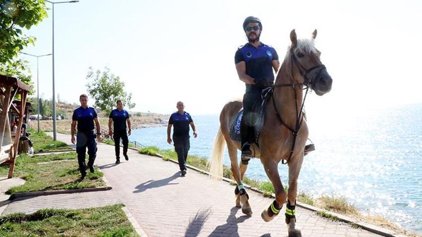 Van'da atlara zabıtalardan çok çocuklar biniyor! Edremit sahili şenlendi