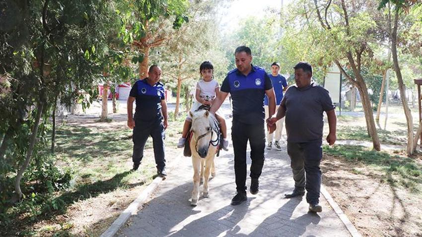 Van'da atlara zabıtalardan çok çocuklar biniyor! Edremit sahili şenlendi