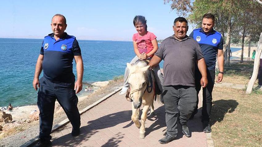 Van'da atlara zabıtalardan çok çocuklar biniyor! Edremit sahili şenlendi
