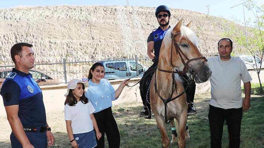 Van'da atlara zabıtalardan çok çocuklar biniyor! Edremit sahili şenlendi