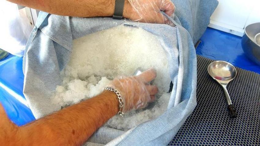 Muğla'da sıcağa çare bulundu! Doğal serinleme yöntemi; kar helvası