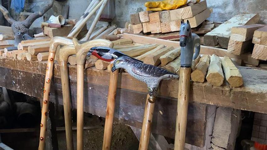 Emekli oldu, evinin altına atölye kurdu: 10 günde yapıyor, para teklif edenlere asla satmıyor!