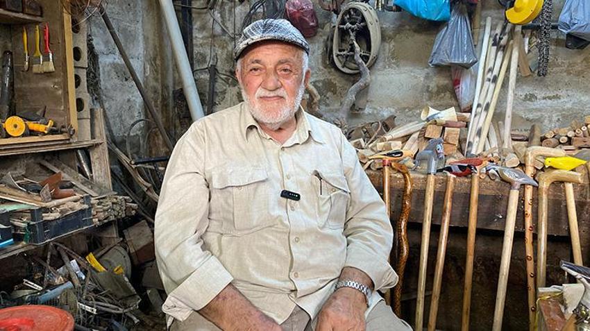 Emekli oldu, evinin altına atölye kurdu: 10 günde yapıyor, para teklif edenlere asla satmıyor!