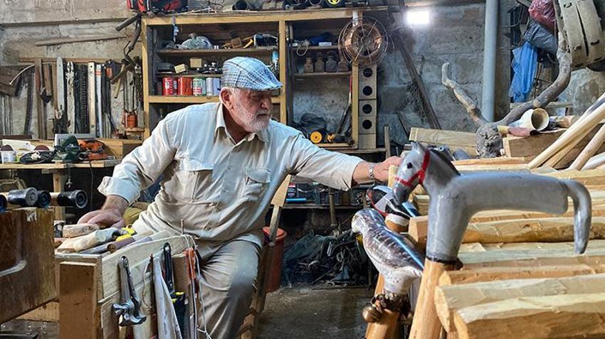 Emekli oldu, evinin altına atölye kurdu: 10 günde yapıyor, para teklif edenlere asla satmıyor!