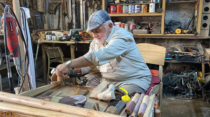 Emekli oldu, evinin altına atölye kurdu: 10 günde yapıyor, para teklif edenlere asla satmıyor!