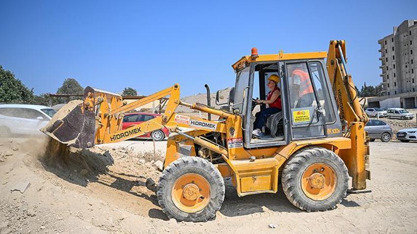 Adana'da kadınlar iş makinesi operatörü olmak istiyor! Bu mesleğin kazancı çok eğitimi ise bedava