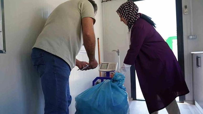 Ev hanımı evden çıkmadan yaptı! Çöp sayesinde çeyrek altın kazandı, herkesin evinde var