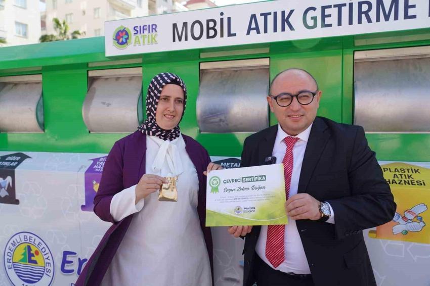 Ev hanımı evden çıkmadan yaptı! Çöp sayesinde çeyrek altın kazandı, herkesin evinde var
