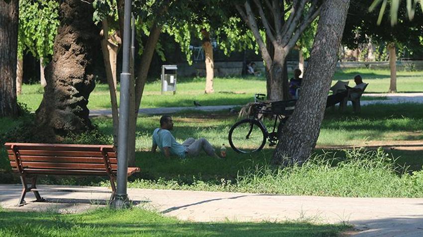'Cehennem Sıcakları' Adana'yı vurdu: Asfalt eridi! Uzmanlar uyardı: 'Mümkünse dışarı çıkmayın!'