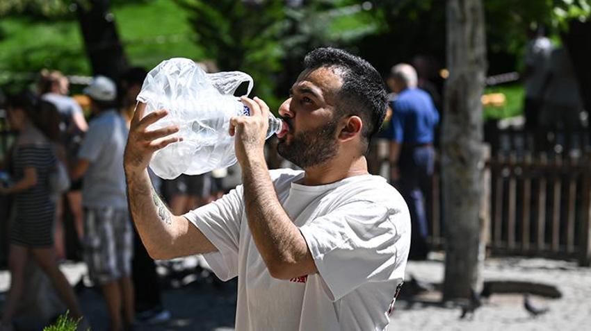'Cehennem Sıcakları' Adana'yı vurdu: Asfalt eridi! Uzmanlar uyardı: 'Mümkünse dışarı çıkmayın!'