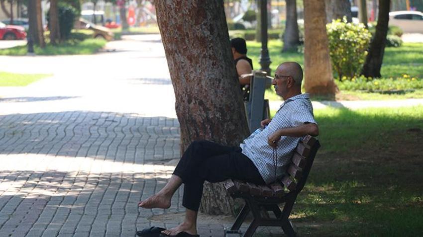 'Cehennem Sıcakları' Adana'yı vurdu: Asfalt eridi! Uzmanlar uyardı: 'Mümkünse dışarı çıkmayın!'
